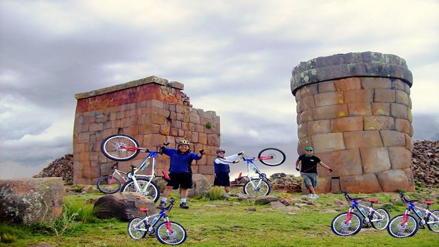 Tumbas De Sillustani En Bicicleta De Montaña