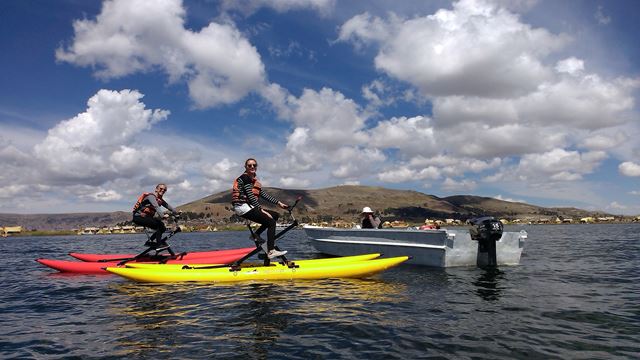 Vélo Aquatique Sur Le Lac Titicaca