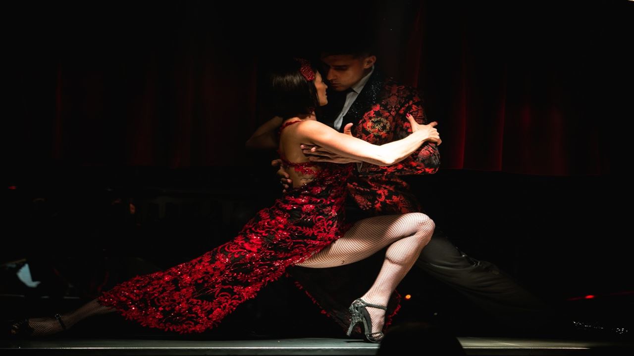 Dîner Et Fête De Fin D`Année En Tango Rouge