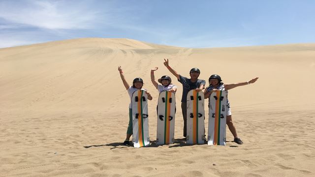 Tubulaire Et Sandboard Dans Le Désert