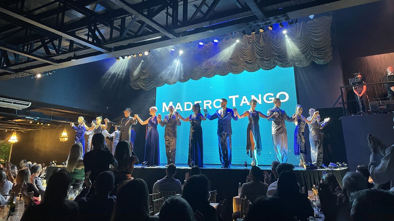 Fête De Fin D`Année Et Dîner À Madero Tango