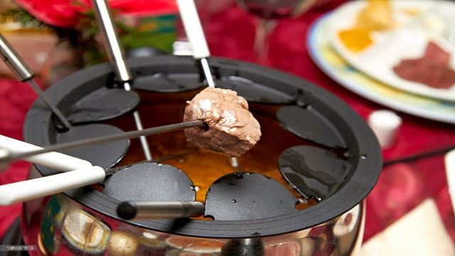 Noche De Cena Suiza Con Secuencia De Fondue