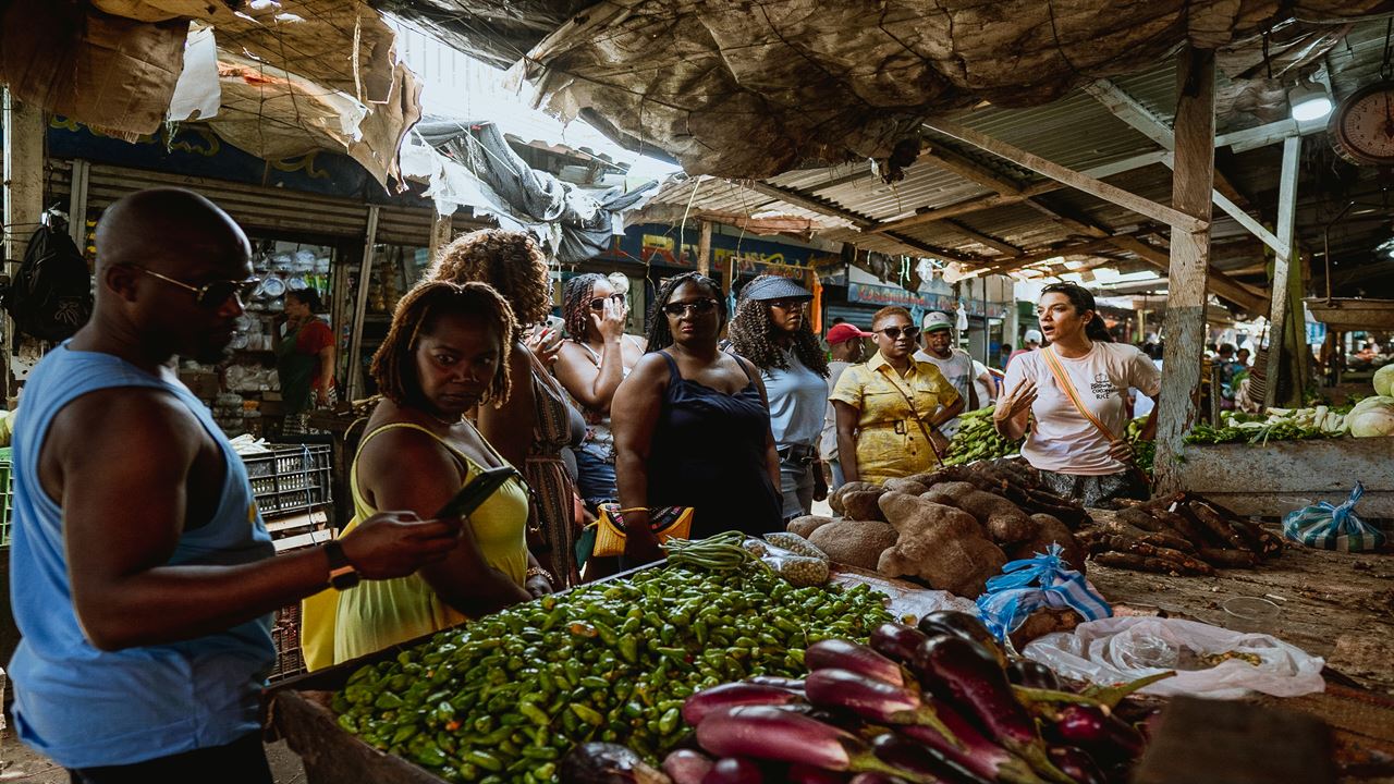 Tour Pelo Mercado Bazurto E Aula De Culinária