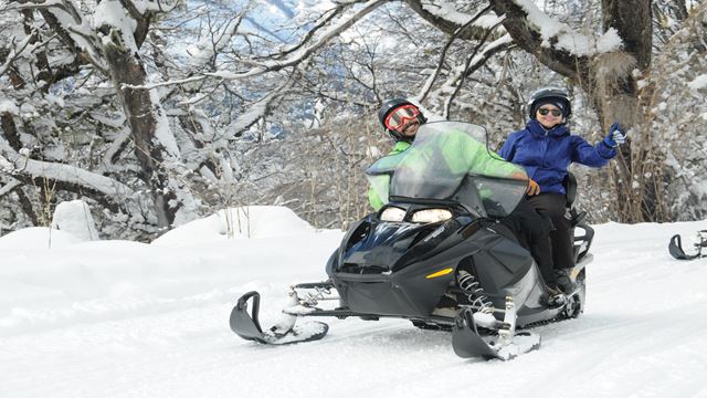 Fondue Y Motos De Nieve Al Atardecer En Cerro Catedral