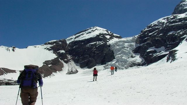 Trekking Jusqu`À La Congère Suspendue Du Glacier El Morado