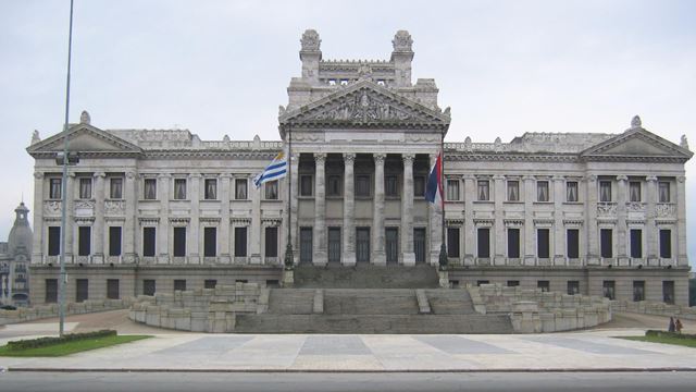 Un Día En Montevideo Desde Buenos Aires